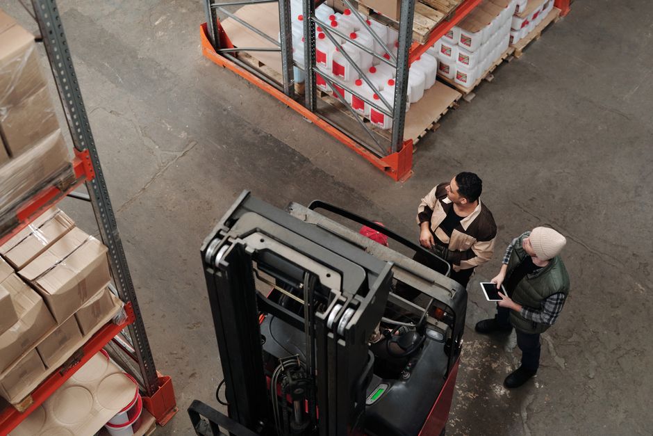 Consultant offering logistics support to cargo team