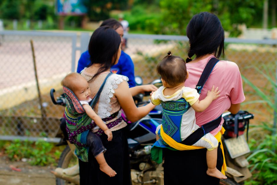 Modern ergonomic baby carrier suitable for daily outings