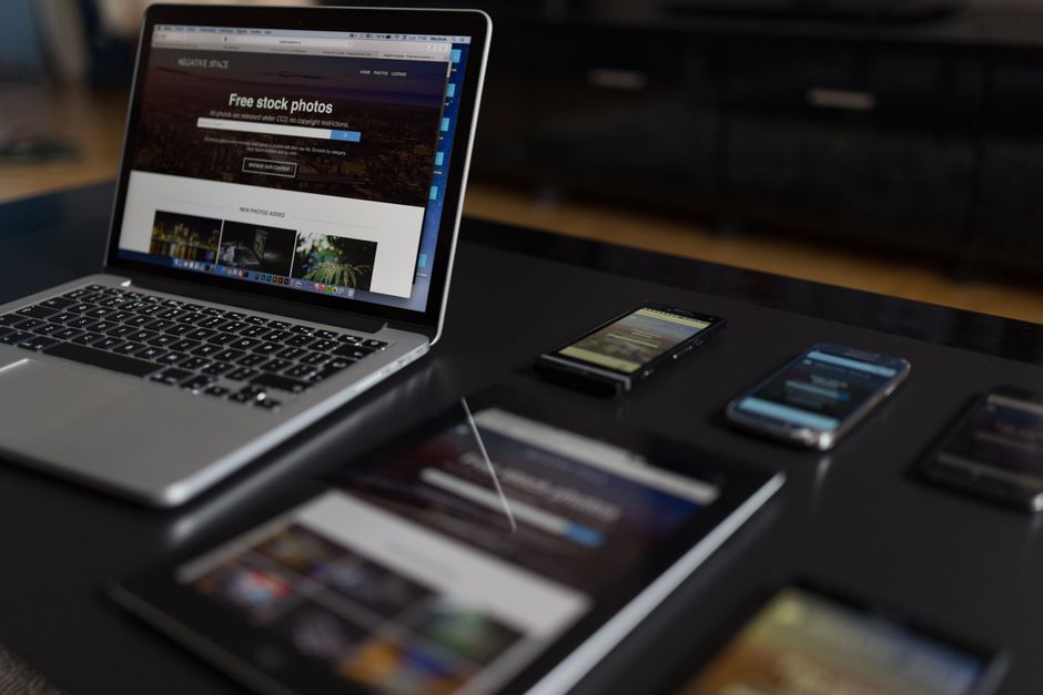 Different digital devices showing a website in various responsive layouts