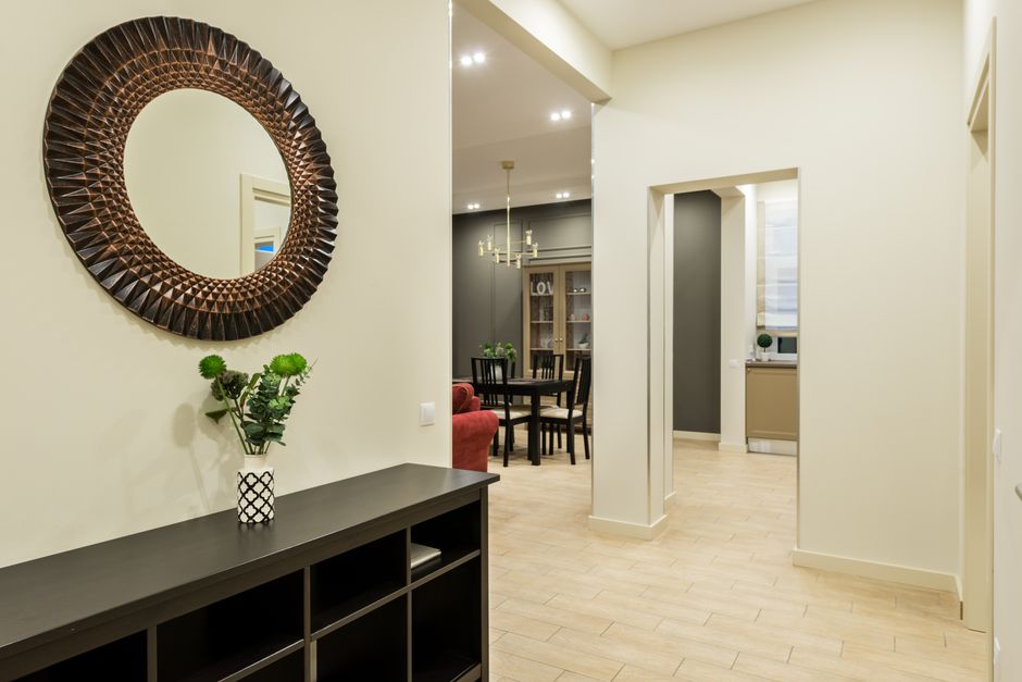 Elegant entryway furniture with mirror