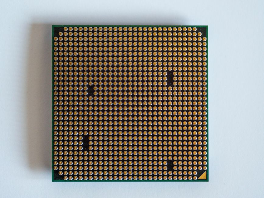 Semiconductor wafer with microcomponents