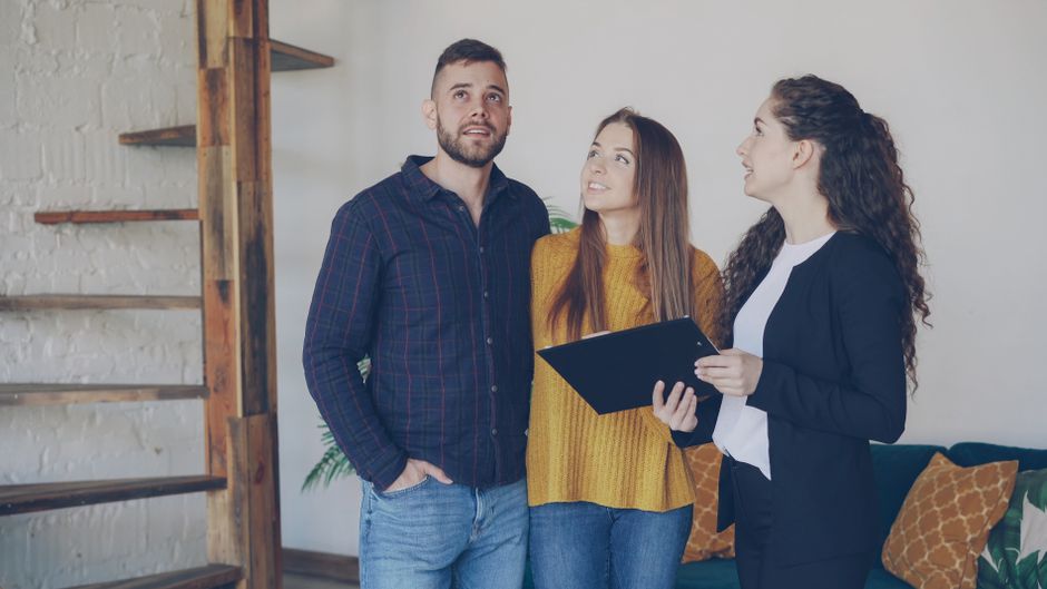 Buyer's agent consulting luxury home buyers in Del Mar