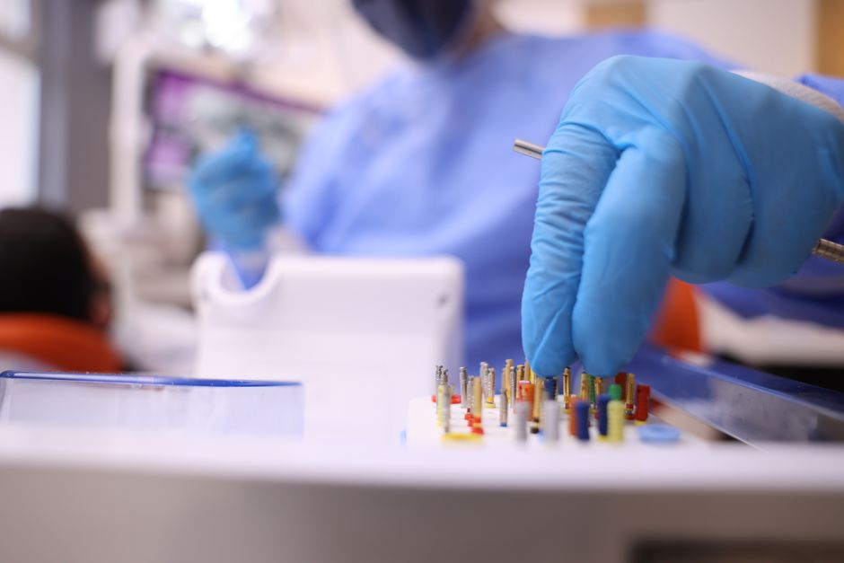 Guided dental surgery with dentist and assistant using a surgical template