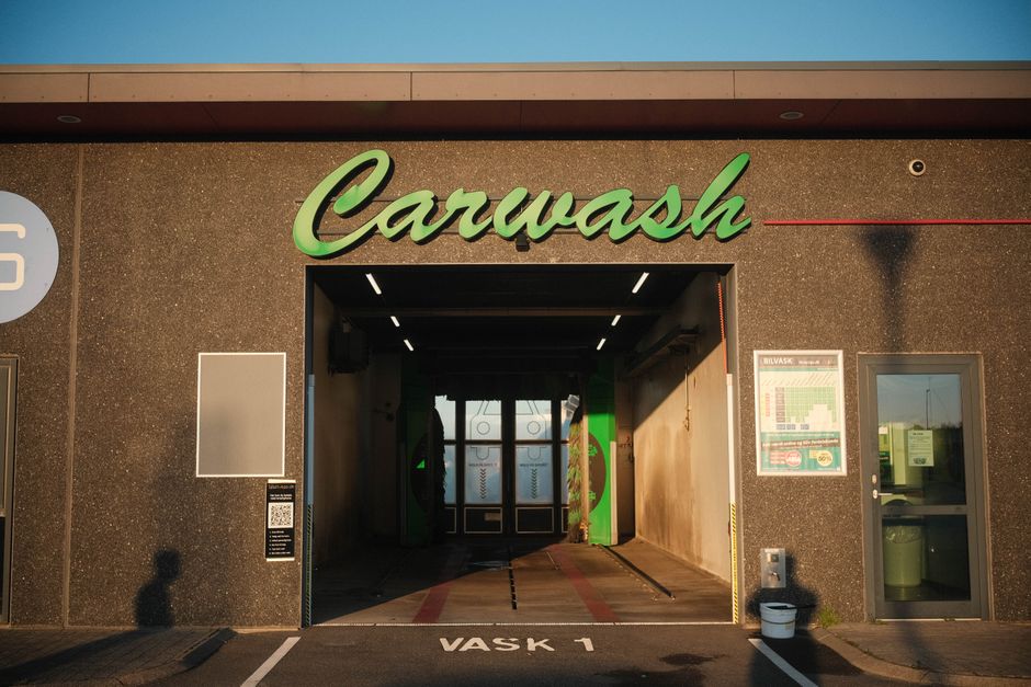 Self-service car wash bay with equipment for user operation