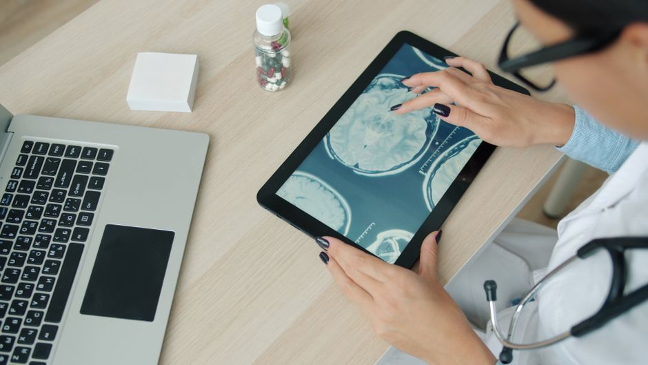 Remote consultation between physicians with medical images displayed