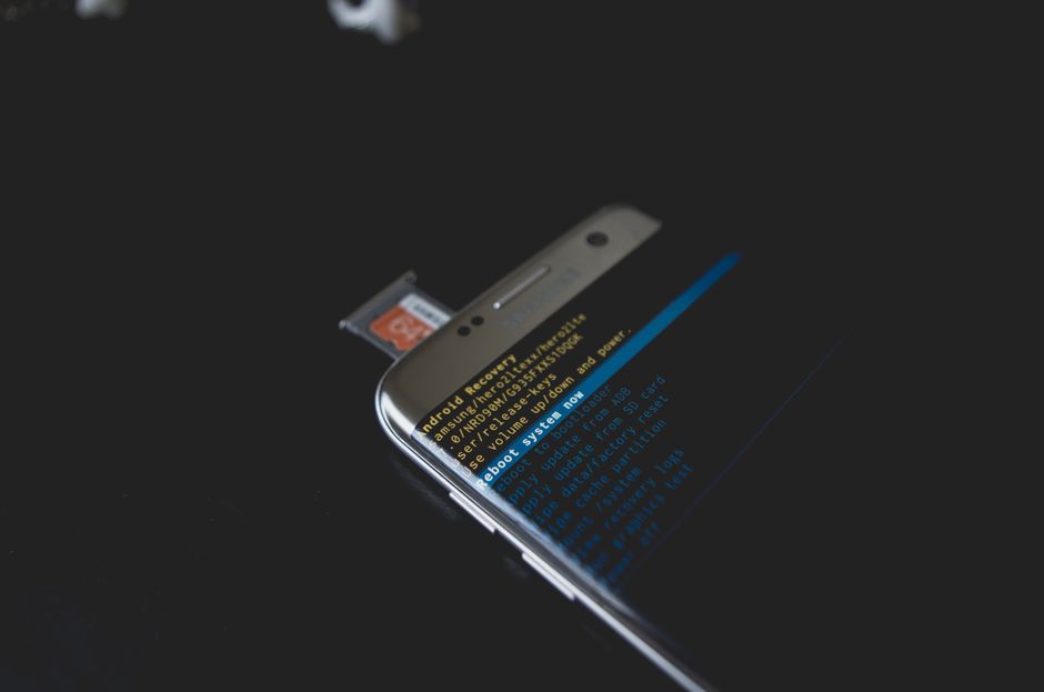 Professional extracting evidence from a smartphone for forensic purposes