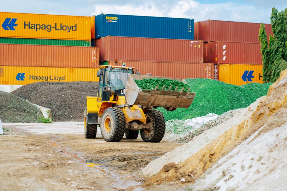 Construction equipment and cargo containers monitored by asset tracking devices