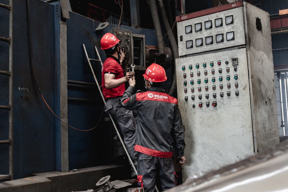 Team delivering enterprise maintenance support in an industrial setting