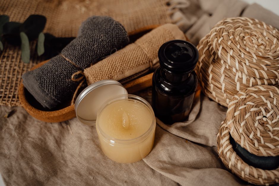 Aromatic oils and towels in massage therapy