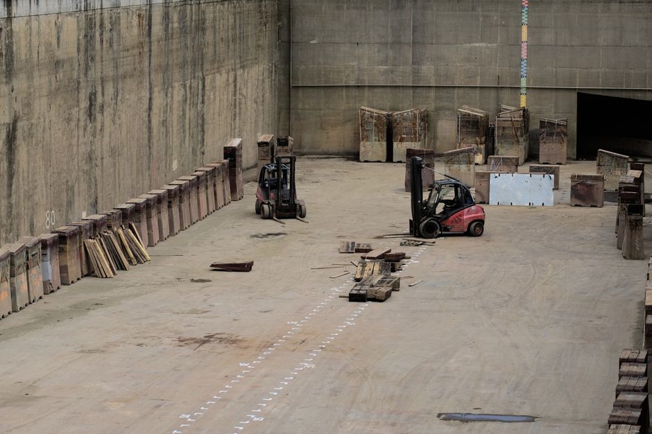Transloading and cross dock warehouse with forklifts