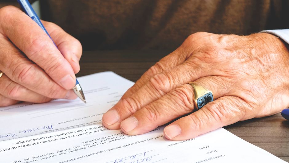 Signing a last will and testament document