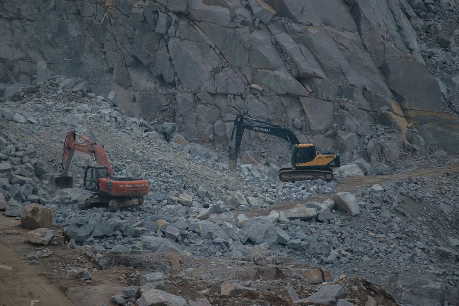 Drilling operation for mineral extraction